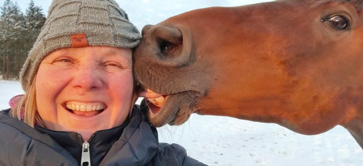 Paard geeft kusje in de sneeuw